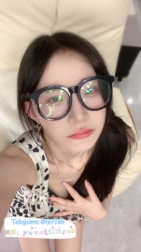 洛怡 162cm 45kg Ccup 26歲  這位反差款女友洛怡如同一部充滿趣味的電影，