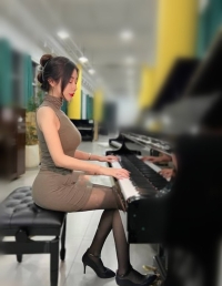 氣質鋼琴老師：一個普通的32歲鋼琴老師 工作壓力大 想來兼職發洩一下 饑渴難耐 超會玩