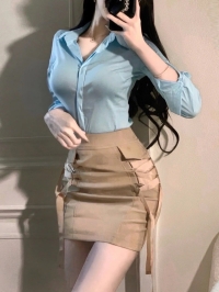 該挑哪款車？美女業務忙介紹…  欸欸欸.....別只看到腿啊！