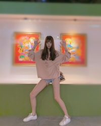美腿學生外送茶：拉拉 160 C 43 22歲 童顏C乳 清純淫蕩學生妹 尺度大開 身材纖細