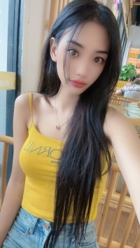 小喬 165.C.45.22歲   腿精：足交（免費送絲襪）  毒舌：會含會舔會吸（免費口暴）